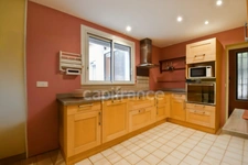 À vendre à Nébian, dans l’Hérault, villa familiale de 146 m² comprenant 5 pièces et 4 chambres, implantée sur un terrain de 628 m² exposé plein sud.