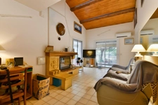 À vendre à Nébian, dans l’Hérault, villa familiale de 146 m² comprenant 5 pièces et 4 chambres, implantée sur un terrain de 628 m² exposé plein sud.