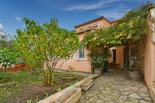 À vendre à Nébian, dans l’Hérault, villa familiale de 146 m² comprenant 5 pièces et 4 chambres, implantée sur un terrain de 628 m² exposé plein sud.