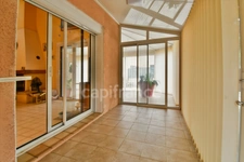 À vendre à Nébian, dans l’Hérault, villa familiale de 146 m² comprenant 5 pièces et 4 chambres, implantée sur un terrain de 628 m² exposé plein sud.