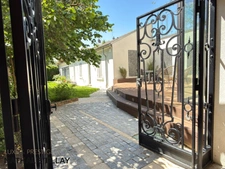 Orleans Dunois, a vendre, maison principale et maison d amis, ensemble avec  jardin, porche d 'entrée possible 2 stationnements.