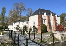 Propriete à vendre, superbe Moulin rénové et bordé par la rivière, a l est d Orleans, parcelle de 4500 m²