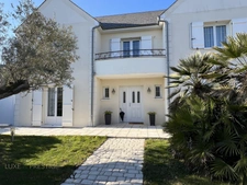 Saint Denis en val, near Orleans, contemporary house from 2005, landscaped garden and swimming pool   