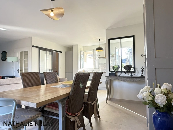 Maison a vendre, Orléans Dauphine, rénovée, 4 pieces, jardin, garage et stationnements.