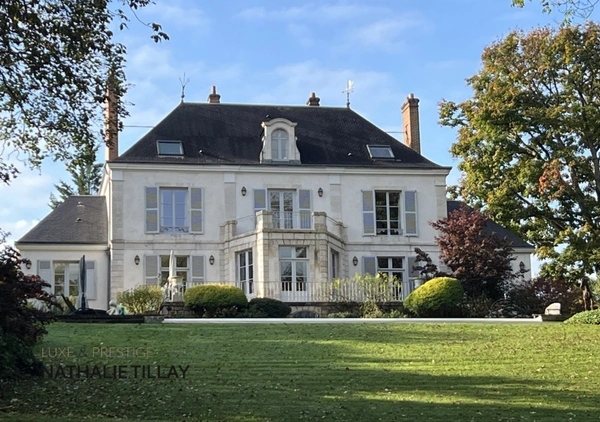 Propriété, OLIVET avendre, bord du Loiret, parc, piscine a debordement, garage a bateau.