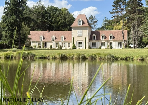 Plateau de Sologne, propriété d'agrément a vendre : Parc de 33 ha, piscine, tennis, biotope Solognot: bois, foret , prairies , étangs , petite chasse et peche. Proche Orleans, 