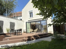 Orleans Dunois, a vendre, maison principale et maison d amis, ensemble avec  jardin, porche d 'entrée possible 2 stationnements.