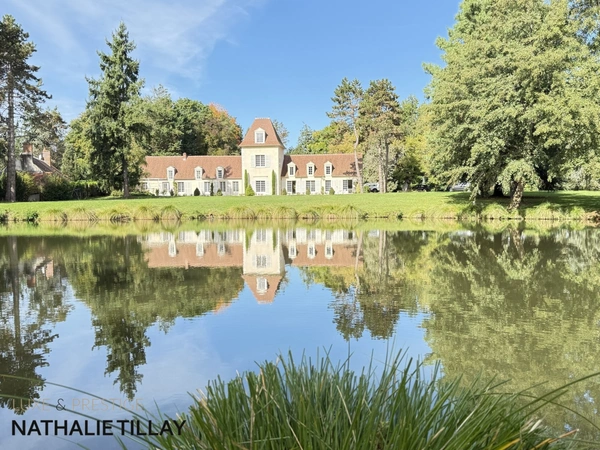 Plateau de Sologne, propriété d'agrément a vendre : Parc de 33 ha, piscine, tennis, biotope Solognot: bois, foret , prairies , étangs , petite chasse et peche. Proche Orleans, 