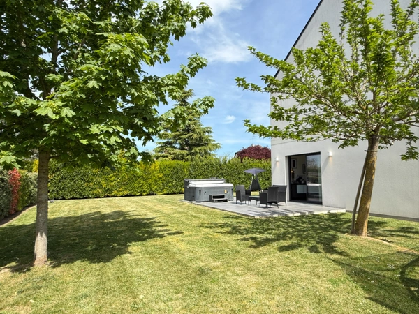 INGRE proche Orléans, Maison d'architecte de 2016 à vendre, jardin  arboré