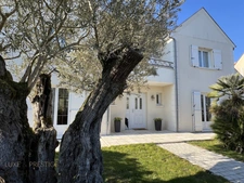 Saint Denis en val, near Orleans, contemporary house from 2005, landscaped garden and swimming pool   