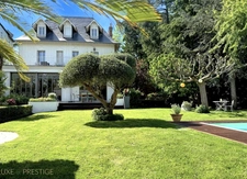 OLIVET  bourg, propriete à vendre , parc et piscine, maisons d amis, garage et stationnements  , proche bord de Loiret 