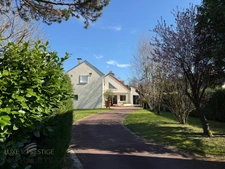 FLEURY LES AUBRAIS, maison familiale à vendre, jardin, garages et stationnements