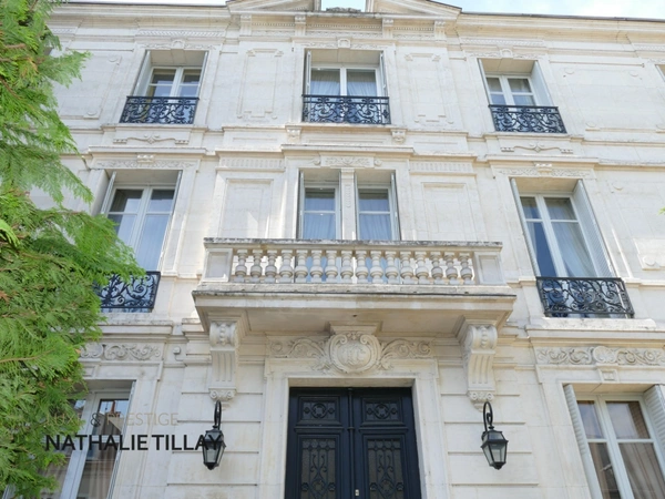 Orleans centre, a vendre,  Hotel particulier de 465 m², parc paysagé et dépendances.   