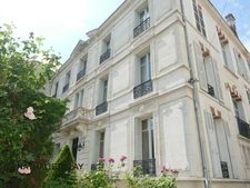 Orleans centre, for sale, private mansion of 465 m², landscaped park and outbuildings.   