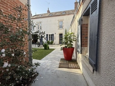Olivet bourg , a vendre , Maison bourgeoise et dépendance aménagée ,  cour intérieure et jardin  