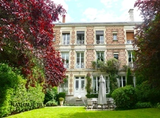 Orleans centre, for sale, private mansion of 465 m², landscaped park and outbuildings.   