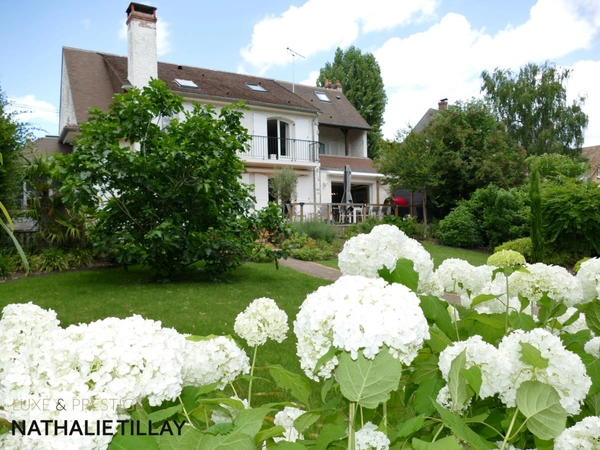  OLIVET bord du Loiret, a vendre, jolie maison de 243 m², jardin paysagé et arboré, parcelle de  1 123,00 m² 