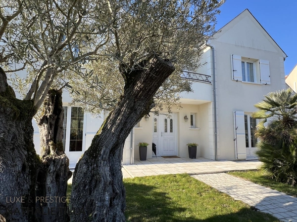 Saint Denis en val , proche Orleans, maison contemporaine de 2005, jardin paysagé et piscine   