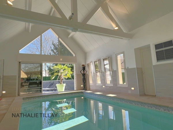 Jargeau, proche ORLEANS, maison d architecte   A vendre, de 215 m² avec piscine intérieure, Terrain de 1 224  m² 