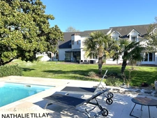 Olivet bourg, propriete de 490 m²  a vendre, avec piscine, parc arboré et paysage de 3000m², dépendance.