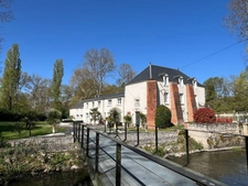 Propriete à vendre, superbe Moulin rénové et bordé par la rivière, a l est d Orleans, parcelle de 4500 m²