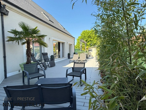 Jargeau, proche ORLEANS, maison d architecte   A vendre, de 215 m² avec piscine intérieure, Terrain de 1 224  m² 