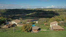 À VENDRE – Ensemble immobilier d’exception en pierre avec fonds de commerce bien-être et vue panoramique 