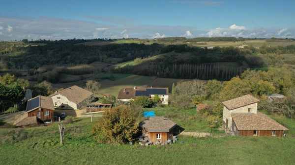 À VENDRE – Ensemble immobilier d’exception en pierre avec fonds de commerce bien-être et vue panoramique 