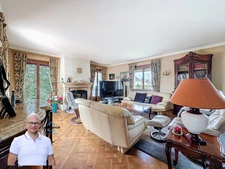 Maison à vendre 9 pièces LES ABRETS EN DAUPHINE sur un parc arboré de plus 2500m2 avec piscine. 