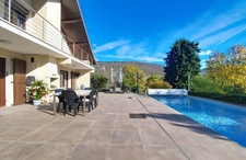 10 minutes from Chambéry-sur-Novalaise, architect-designed 7-room villa of 220 m² plus a separate 50 m² one-bedroom apartment on over 1700 m² of land – Ideal for rental income, professional activity, 