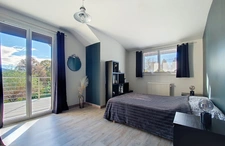 10 minutes from Chambéry-sur-Novalaise, architect-designed 7-room villa of 220 m² plus a separate 50 m² one-bedroom apartment on over 1700 m² of land – Ideal for rental income, professional activity, 