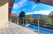 10 minutes from Chambéry-sur-Novalaise, architect-designed 7-room villa of 220 m² plus a separate 50 m² one-bedroom apartment on over 1700 m² of land – Ideal for rental income, professional activity, 