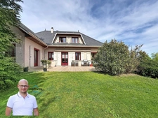 Maison à vendre 9 pièces LES ABRETS EN DAUPHINE sur un parc arboré de plus 2500m2 avec piscine. 