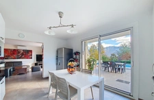 10 minutes from Chambéry-sur-Novalaise, architect-designed 7-room villa of 220 m² plus a separate 50 m² one-bedroom apartment on over 1700 m² of land – Ideal for rental income, professional activity, 