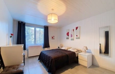 10 minutes from Chambéry-sur-Novalaise, architect-designed 7-room villa of 220 m² plus a separate 50 m² one-bedroom apartment on over 1700 m² of land – Ideal for rental income, professional activity, 