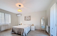 10 minutes from Chambéry-sur-Novalaise, architect-designed 7-room villa of 220 m² plus a separate 50 m² one-bedroom apartment on over 1700 m² of land – Ideal for rental income, professional activity, 