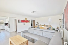10 minutes from Chambéry-sur-Novalaise, architect-designed 7-room villa of 220 m² plus a separate 50 m² one-bedroom apartment on over 1700 m² of land – Ideal for rental income, professional activity, 