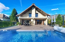 10 minutes from Chambéry-sur-Novalaise, architect-designed 7-room villa of 220 m² plus a separate 50 m² one-bedroom apartment on over 1700 m² of land – Ideal for rental income, professional activity, 