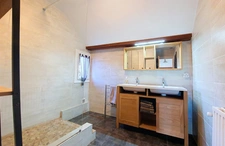 10 minutes from Chambéry-sur-Novalaise, architect-designed 7-room villa of 220 m² plus a separate 50 m² one-bedroom apartment on over 1700 m² of land – Ideal for rental income, professional activity, 