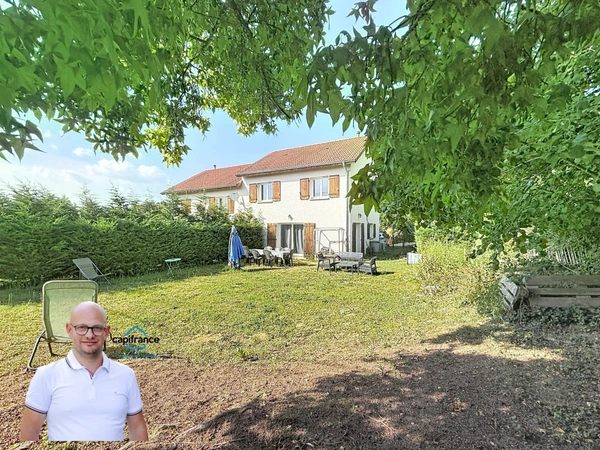 Maison 3 chambres – Jumelée par le garage – Terrain d'environ 450 m² – Saint-Genix-les-Villages
