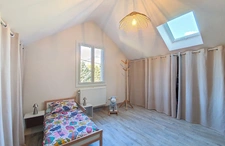 10 minutes from Chambéry-sur-Novalaise, architect-designed 7-room villa of 220 m² plus a separate 50 m² one-bedroom apartment on over 1700 m² of land – Ideal for rental income, professional activity, 