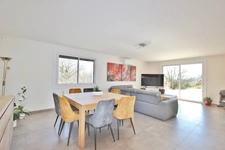 10 minutes from Chambéry-sur-Novalaise, architect-designed 7-room villa of 220 m² plus a separate 50 m² one-bedroom apartment on over 1700 m² of land – Ideal for rental income, professional activity, 
