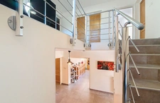 10 minutes from Chambéry-sur-Novalaise, architect-designed 7-room villa of 220 m² plus a separate 50 m² one-bedroom apartment on over 1700 m² of land – Ideal for rental income, professional activity, 