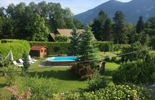 10 minutes from Chambéry-sur-Novalaise, architect-designed 7-room villa of 220 m² plus a separate 50 m² one-bedroom apartment on over 1700 m² of land – Ideal for rental income, professional activity, 