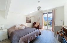 10 minutes from Chambéry-sur-Novalaise, architect-designed 7-room villa of 220 m² plus a separate 50 m² one-bedroom apartment on over 1700 m² of land – Ideal for rental income, professional activity, 