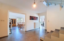 10 minutes from Chambéry-sur-Novalaise, architect-designed 7-room villa of 220 m² plus a separate 50 m² one-bedroom apartment on over 1700 m² of land – Ideal for rental income, professional activity, 