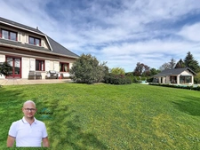 Maison à vendre 9 pièces LES ABRETS EN DAUPHINE sur un parc arboré de plus 2500m2 avec piscine. 