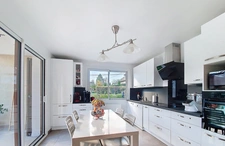 10 minutes from Chambéry-sur-Novalaise, architect-designed 7-room villa of 220 m² plus a separate 50 m² one-bedroom apartment on over 1700 m² of land – Ideal for rental income, professional activity, 
