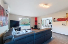 10 minutes from Chambéry-sur-Novalaise, architect-designed 7-room villa of 220 m² plus a separate 50 m² one-bedroom apartment on over 1700 m² of land – Ideal for rental income, professional activity, 