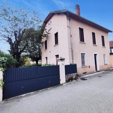 HYPER CENTRE – 210 m² – 6 CHAMBRES – PARC 1 300 m² – UNE MAISON FAMILIALE RARE À LES AVENIÈRES